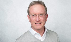 Bewerbungsfoto lächelnder Mann