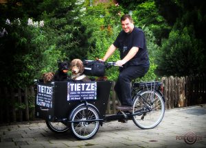 Mann auf Fahrrad mit Logo von Fotostudio Tietze