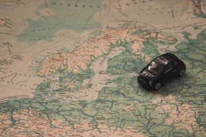 Spielzeugauto auf einer Europakarte